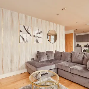  Apartment Dock Apt, Free Secure Parking! 2 Bed